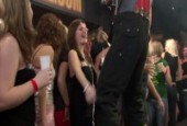 Bande des teen suceuses s’explose dans un night club